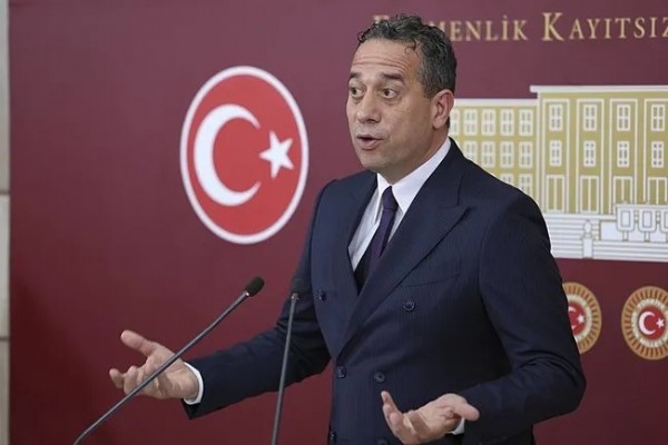 CHP’li Ali Mahir Başarır’dan skandal paylaşım: İstanbul Üniversitesi kapısındaki Fetih Suresi ile Abdülaziz'in Tuğrası'nı sildi!